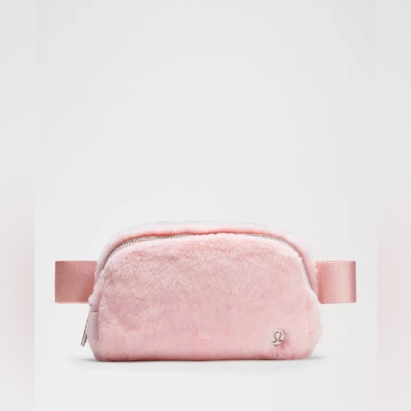 💕🆕 Lululemon Everywhere Belt Bag Plush Fleece - Strawberry Milkshake - Picture 1 of 7